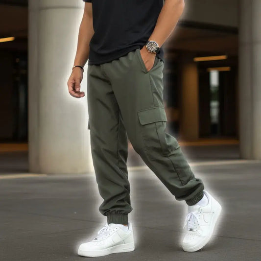Jogger cargo para hombre con costuras reforzadas y buenos acabados. Corte cómodo y estilo urbano con bolsillos laterales. Disponible en 7 colores, fácil de combinar con tenis y camisetas. Ideal para el día a día.