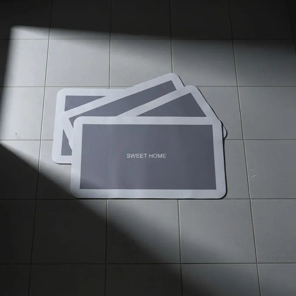 Kit premium de tapetes absorbentes de secado rápido para el baño, la cocina y la entrada. Mantienen tus pisos secos, son suaves al pisar y tienen un diseño moderno. Renueva tu casa con un set de tapetes que combinan.