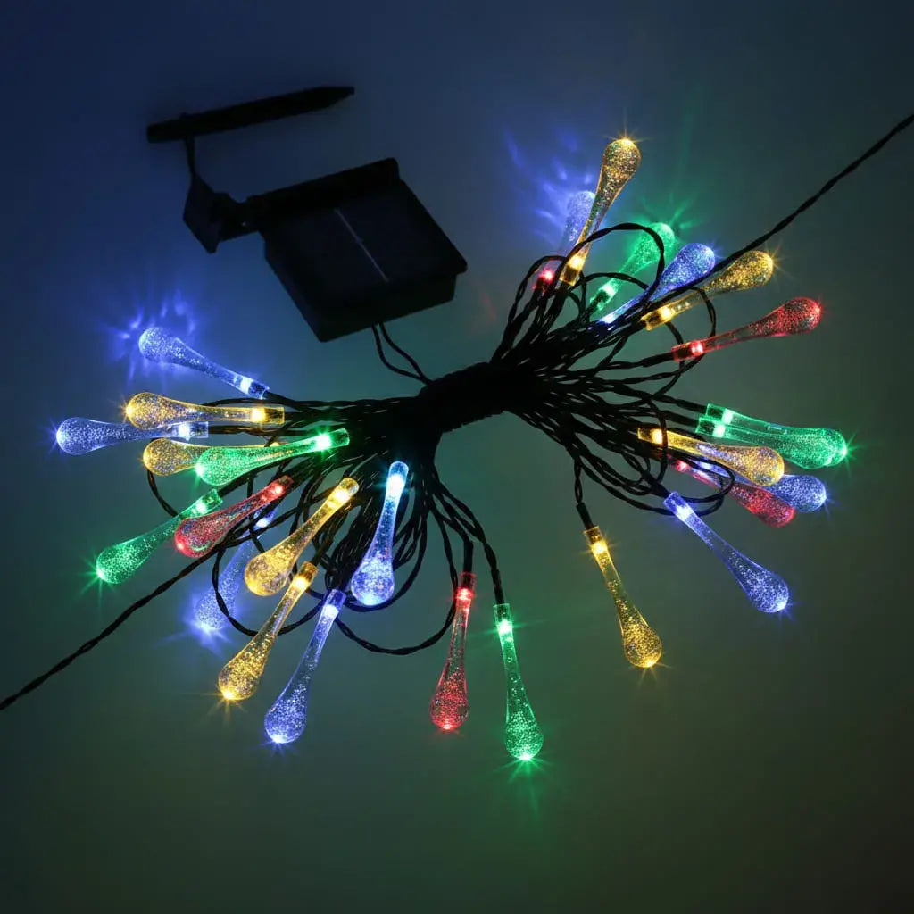 Cadena de luces solares LED de 10 m con 100 luces tipo gota, 8 modos de luz y resistencia al agua IP65. Duran más de 8 horas en la noche, se cargan con el sol y no necesitan cables. Ideales para jardines, rejas, árboles y terrazas.