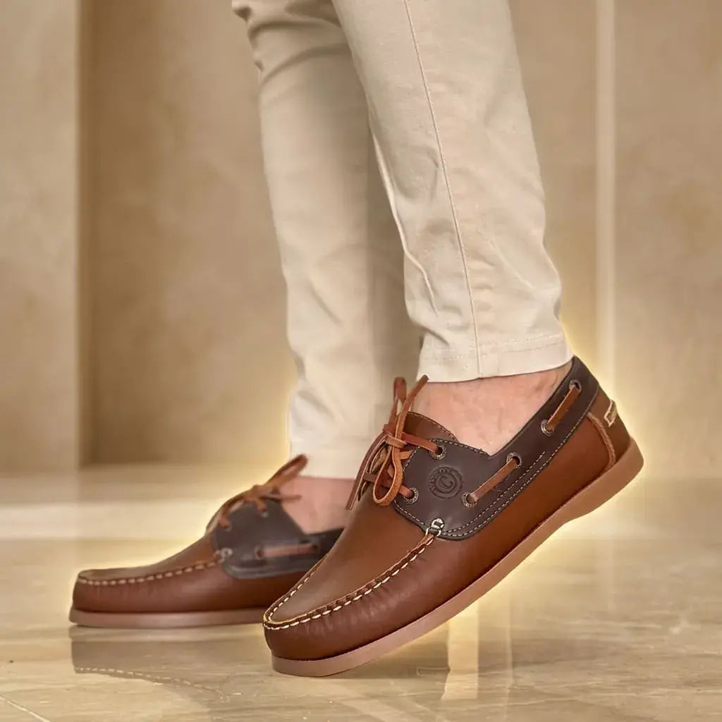 Mocasín tipo Sperry para hombre en cuero con suela de caucho antideslizante. Cómodo, resistente y elegante para uso diario, trabajo y ocasiones casuales.
