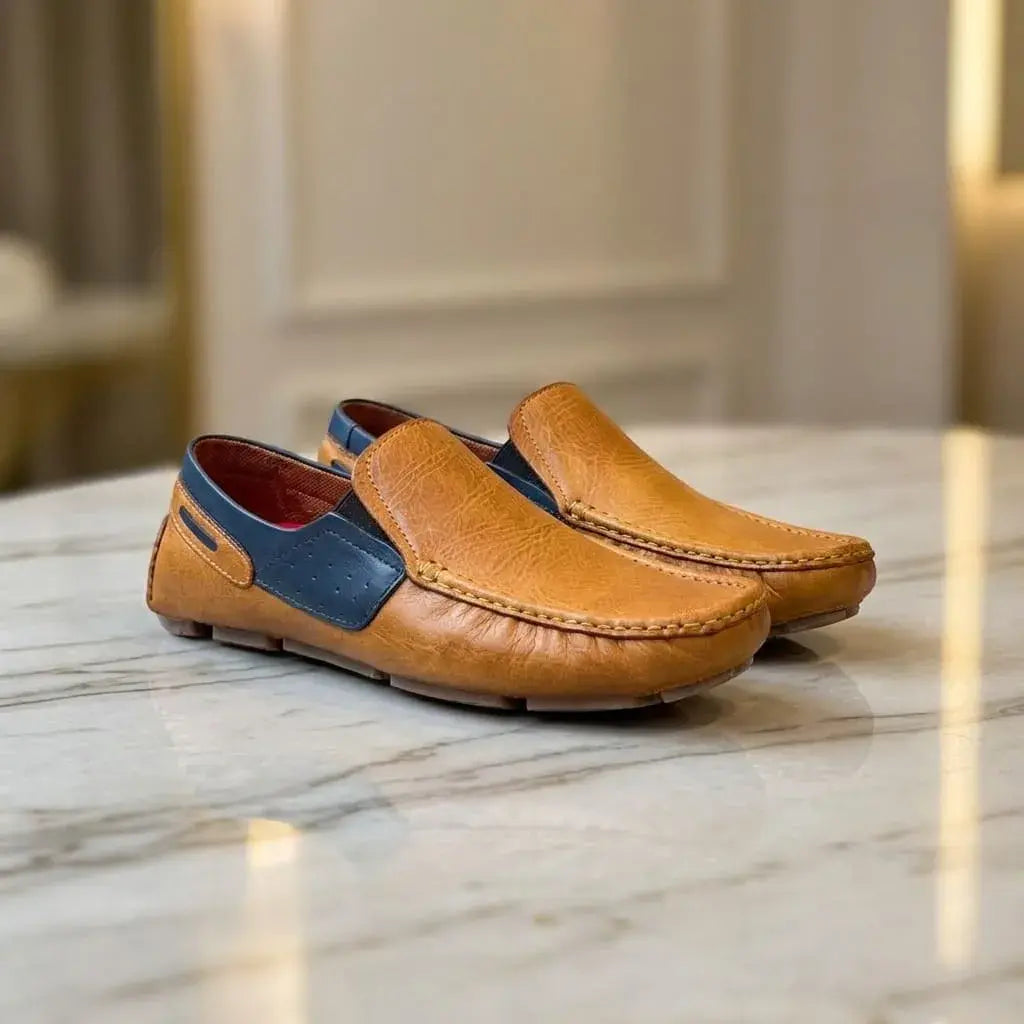 Mocasín tejido para hombre en cuero encerado con combinaciones en nobuk, plantilla confort, suela enchazada y cosido artesanal. Elegante, cómodo y resistente.