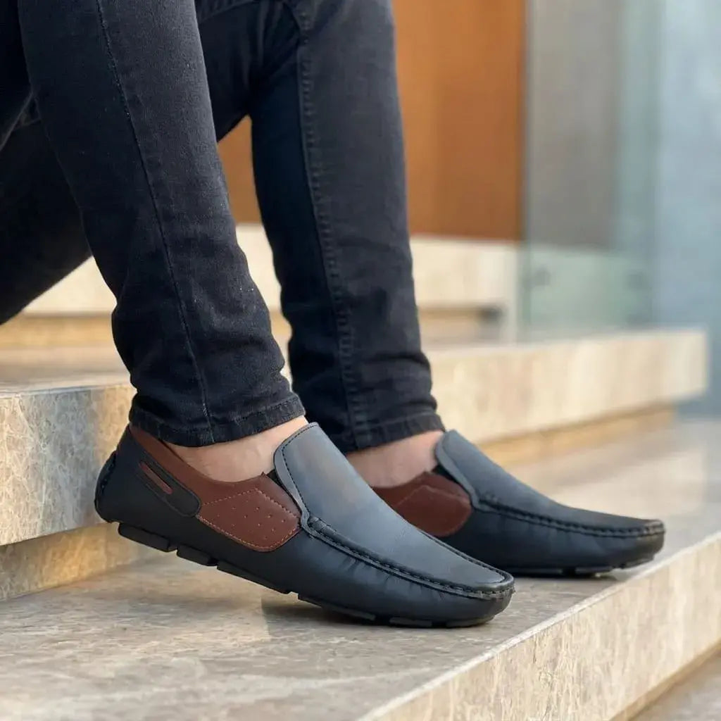 Mocasín tejido para hombre en cuero encerado con combinaciones en nobuk, plantilla confort, suela enchazada y cosido artesanal. Elegante, cómodo y resistente.