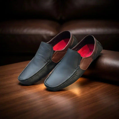 Mocasín tejido para hombre en cuero encerado con combinaciones en nobuk, plantilla confort, suela enchazada y cosido artesanal. Elegante, cómodo y resistente.