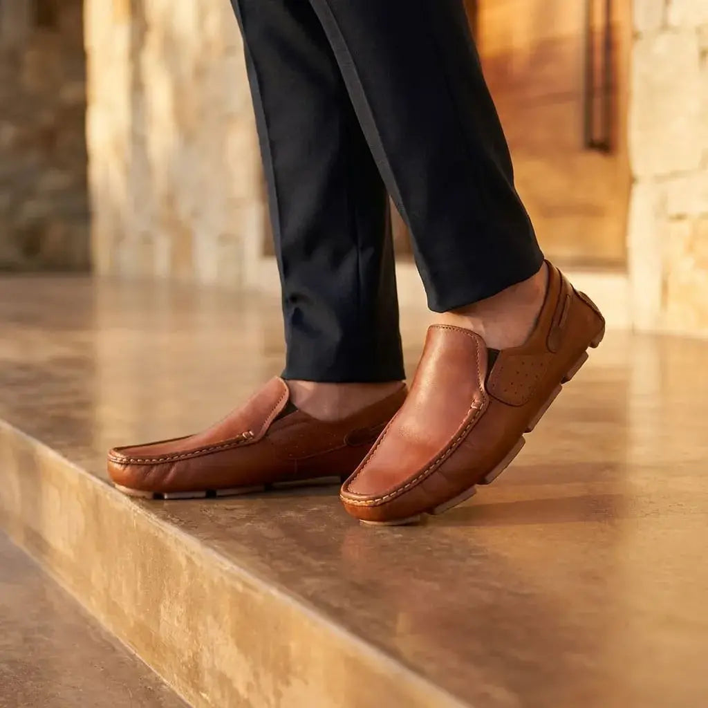 Mocasín tejido para hombre en cuero encerado con combinaciones en nobuk, plantilla confort, suela enchazada y cosido artesanal. Elegante, cómodo y resistente.