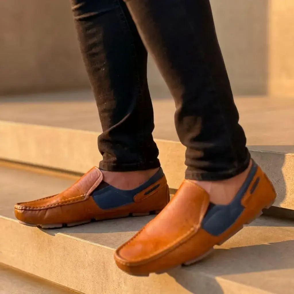 Mocasín tejido para hombre en cuero encerado con combinaciones en nobuk, plantilla confort, suela enchazada y cosido artesanal. Elegante, cómodo y resistente.