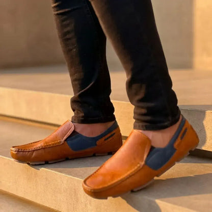 Mocasín tejido para hombre en cuero encerado con combinaciones en nobuk, plantilla confort, suela enchazada y cosido artesanal. Elegante, cómodo y resistente.