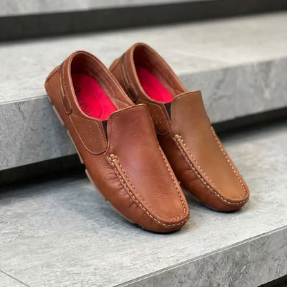 Mocasín tejido para hombre en cuero encerado con combinaciones en nobuk, plantilla confort, suela enchazada y cosido artesanal. Elegante, cómodo y resistente.