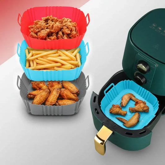 Set de 2 moldes de silicona cuadrados para freidora de aire, de grado alimenticio, libres de BPA y resistentes hasta 240 °C. Tienen asas, son reutilizables y reemplazan el papel de horno. Protegen la canasta de la grasa. Vienen en 4 colores.