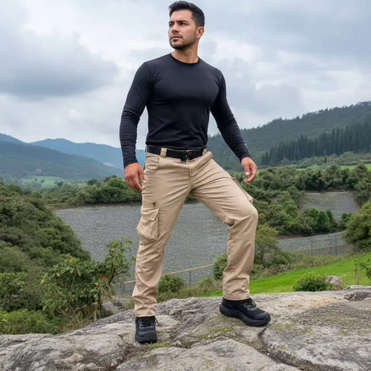 Pantalón táctico cargo para hombre en tela resistente, con bolsillos laterales amplios y bolsillo con cierre en la pierna. Corte ergonómico con libertad de movimiento. Negro, beige y azul oscuro. Trabajo y aventura.
