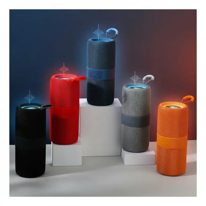 Parlante Bluetooth portátil T&G TG671, compacto y recargable, con luces LED y gancho para colgar. Se conecta fácil al celular y es ideal para viajes, paseos, bicicleta, reuniones y la casa. Un regalo práctico y económico.