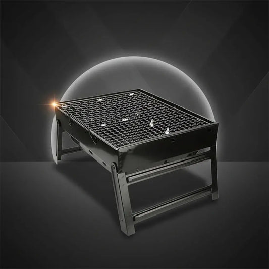 Parrilla asador de carbón plegable KP-1 en acero inoxidable. Es resistente a las altas temperaturas, fácil de trasladar y de guardar. Ideal para asados de cortes, chorizos y verduras en el jardín, la terraza, la finca o de paseo.
