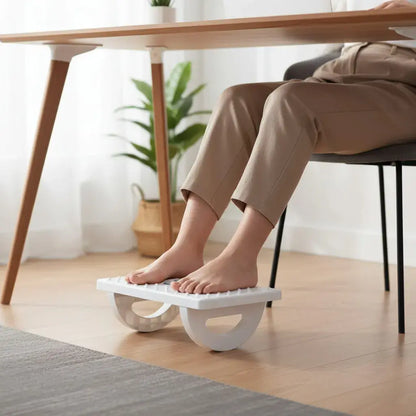 Reposapiés de escritorio con 3 rodillos masajeadores y superficie antideslizante. Mantiene los pies en una posición más cómoda mientras trabajas o estudias. Ideal para oficina y home office.