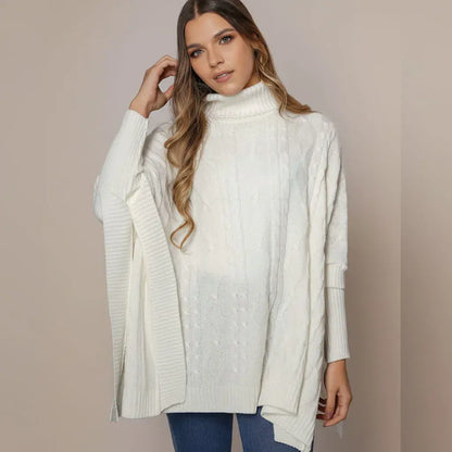 Ruana Roma color marfil para mujer, en tejido de punto suave y cálido. Cuello alto, silueta amplia y fit relajado que favorece a diferentes cuerpos. Abrigo elegante para clima frío.