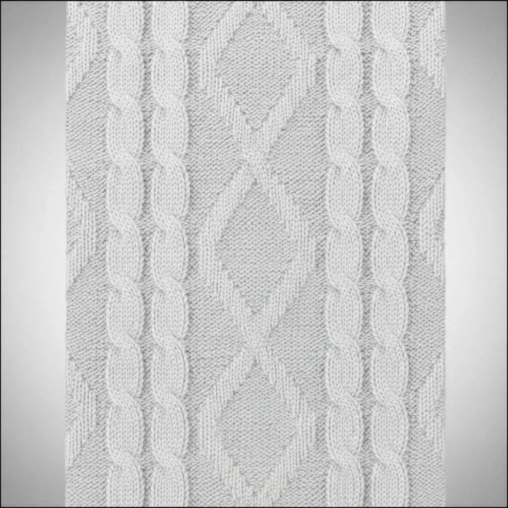 Ruana Roma color marfil para mujer, en tejido de punto suave y cálido. Cuello alto, silueta amplia y fit relajado que favorece a diferentes cuerpos. Abrigo elegante para clima frío.