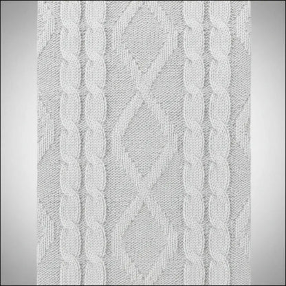 Ruana Roma color marfil para mujer, en tejido de punto suave y cálido. Cuello alto, silueta amplia y fit relajado que favorece a diferentes cuerpos. Abrigo elegante para clima frío.