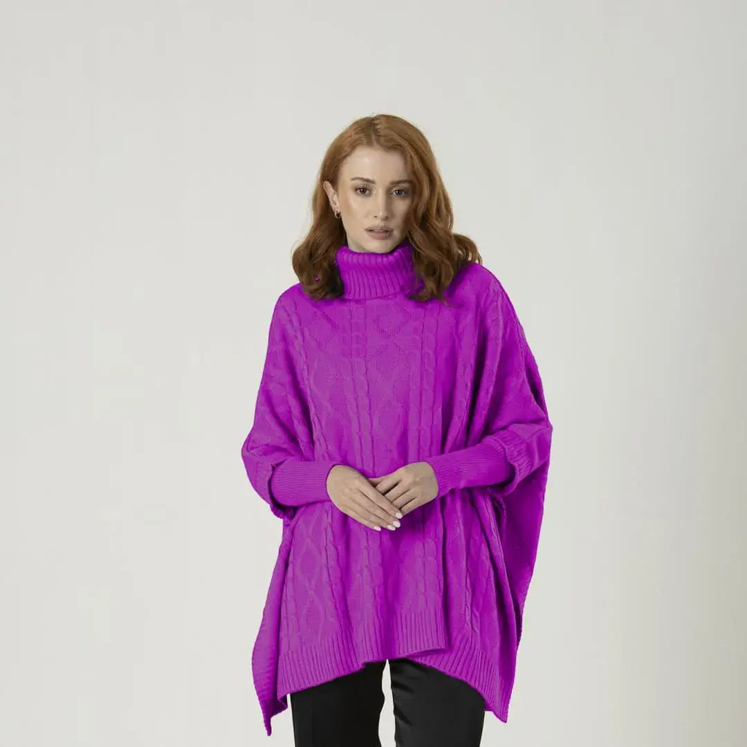 Ruana Sofía fucsia para mujer en acrílico suave, cálido y liviano. Cuello alto en rib, mangas largas con puños ajustados y silueta oversize. Talla única. Hecha en Colombia. Ideal para diciembre.