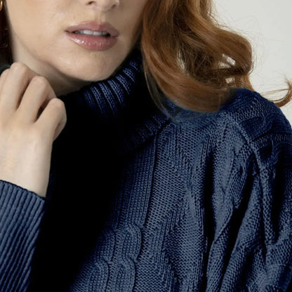 Ruana Sofía azul rey para mujer en acrílico suave, cálido y liviano. Cuello alto en rib, mangas largas con puños ajustados y silueta oversize. Talla única. Hecha en Colombia.