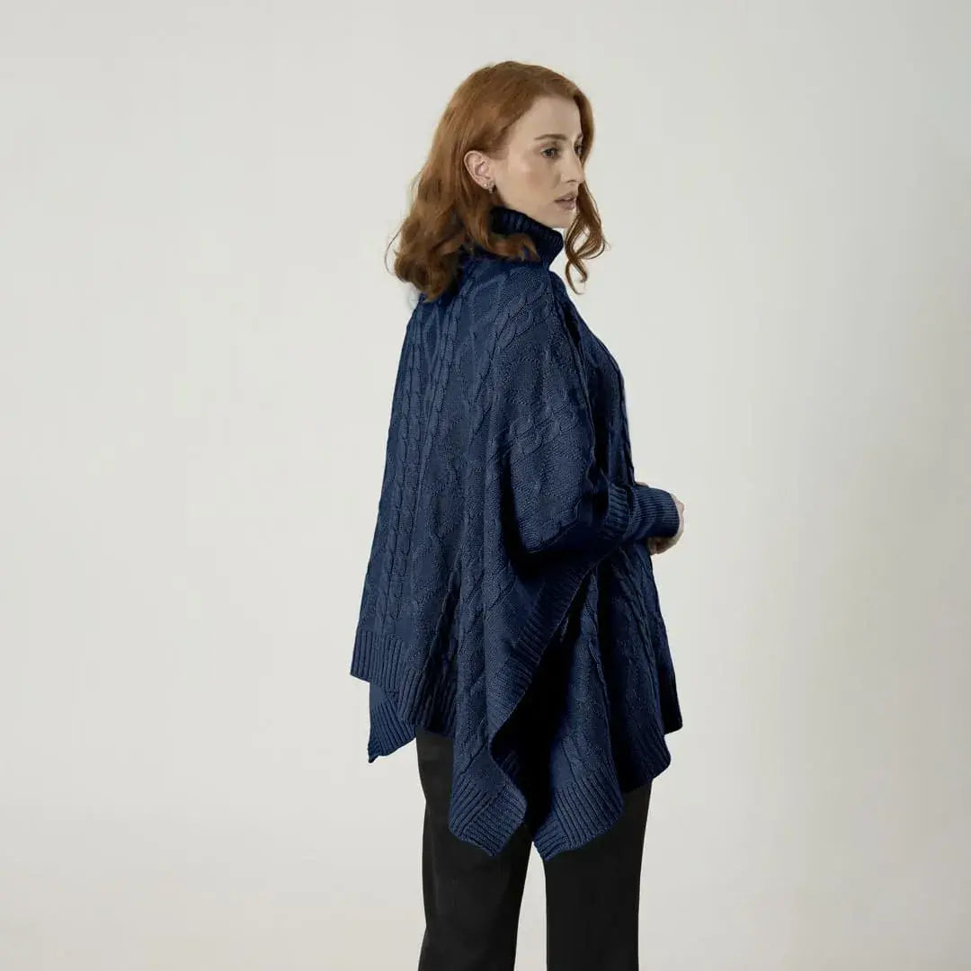 Ruana Sofía azul rey para mujer en acrílico suave, cálido y liviano. Cuello alto en rib, mangas largas con puños ajustados y silueta oversize. Talla única. Hecha en Colombia.