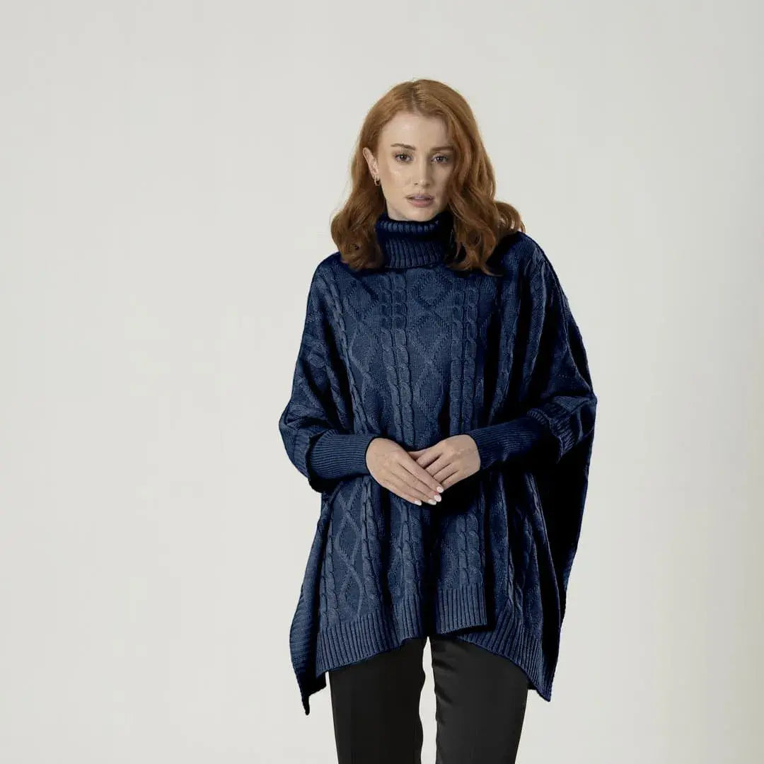 Ruana Sofía azul rey para mujer en acrílico suave, cálido y liviano. Cuello alto en rib, mangas largas con puños ajustados y silueta oversize. Talla única. Hecha en Colombia.