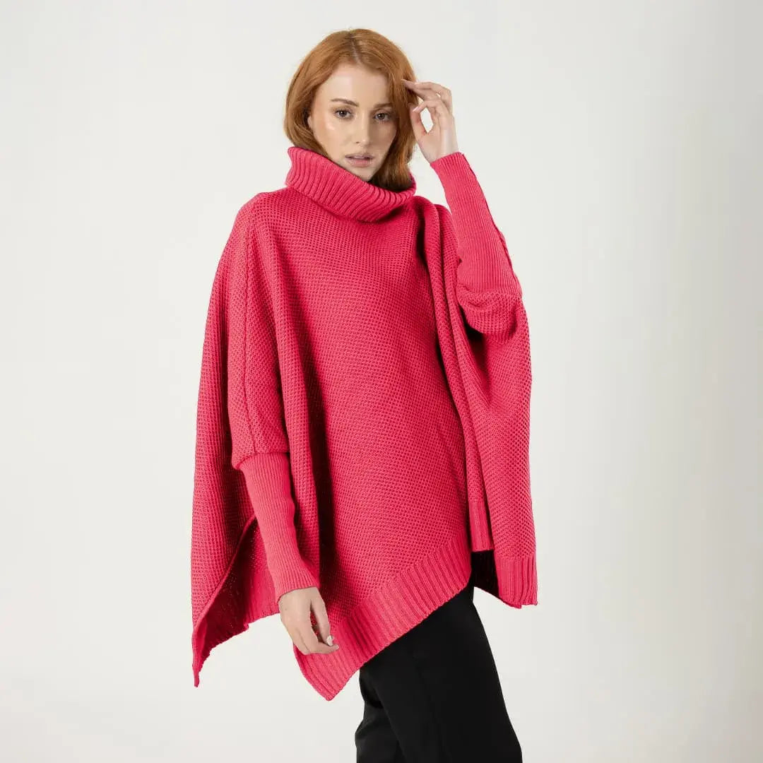 Ruana Sofía color salmón para mujer en acrílico suave, cálido y liviano. Cuello alto en rib, mangas largas con puños ajustados y silueta oversize. Talla única. Hecha en Colombia.
