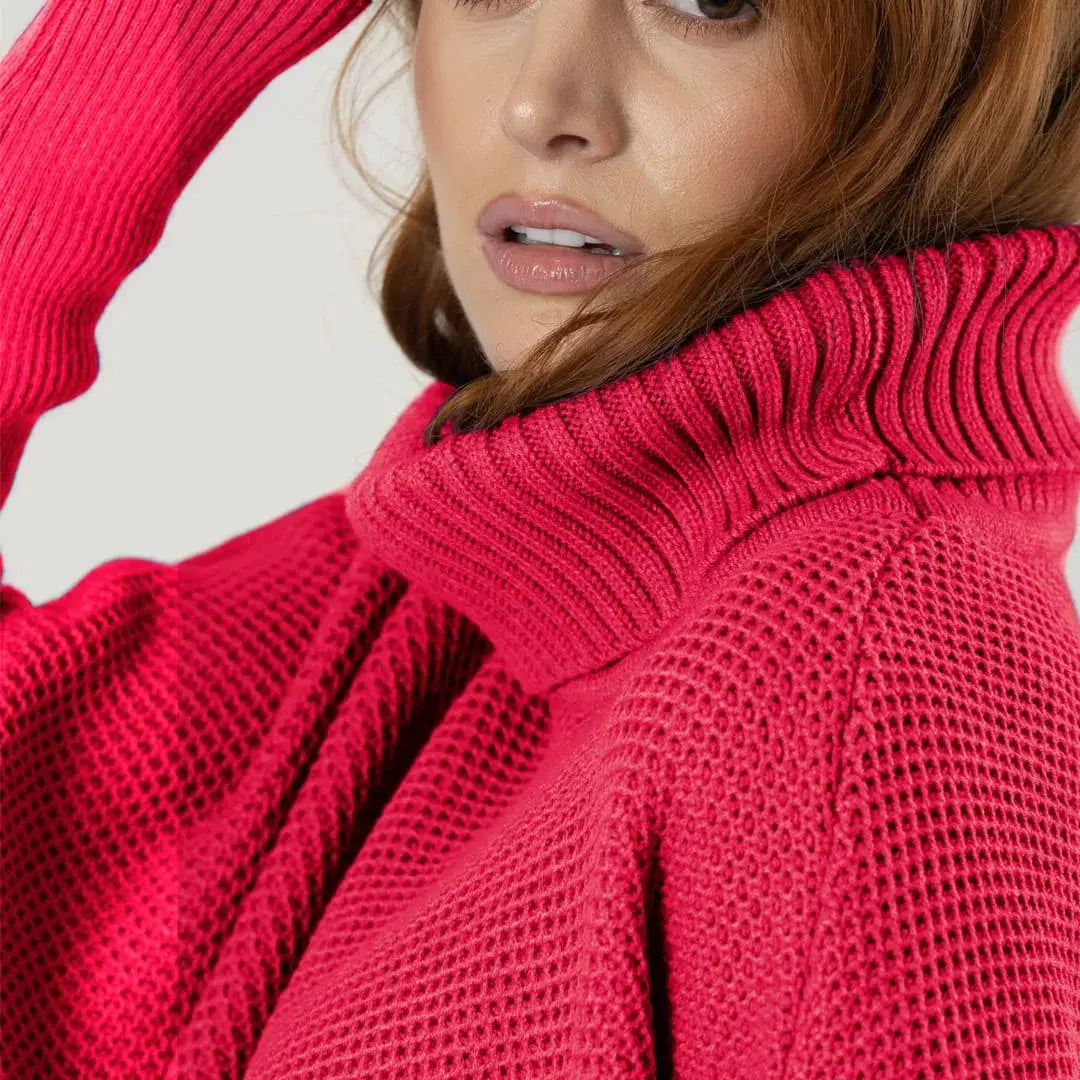 Ruana Sofía color salmón para mujer en acrílico suave, cálido y liviano. Cuello alto en rib, mangas largas con puños ajustados y silueta oversize. Talla única. Hecha en Colombia.