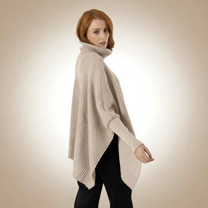Ruana Sofía para mujer en acrílico, suave, cálida y liviana. Cuello alto en rib, mangas largas con puños ajustados y silueta oversize. Color arena, talla única. Hecha en Colombia.