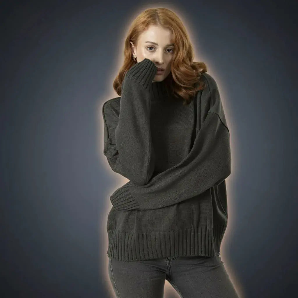 Compra el Saco Vera Sweater para mujer, elaborado en tejido Turín de 50 % modal y 50 % acrílico. Diseño moderno con cuello alto, manga larga, silueta amplia y abertura frontal, ideal para looks casuales y días frescos.