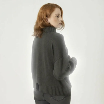 Compra el Saco Vera Sweater para mujer, elaborado en tejido Turín de 50 % modal y 50 % acrílico. Diseño moderno con cuello alto, manga larga, silueta amplia y abertura frontal, ideal para looks casuales y días frescos.
