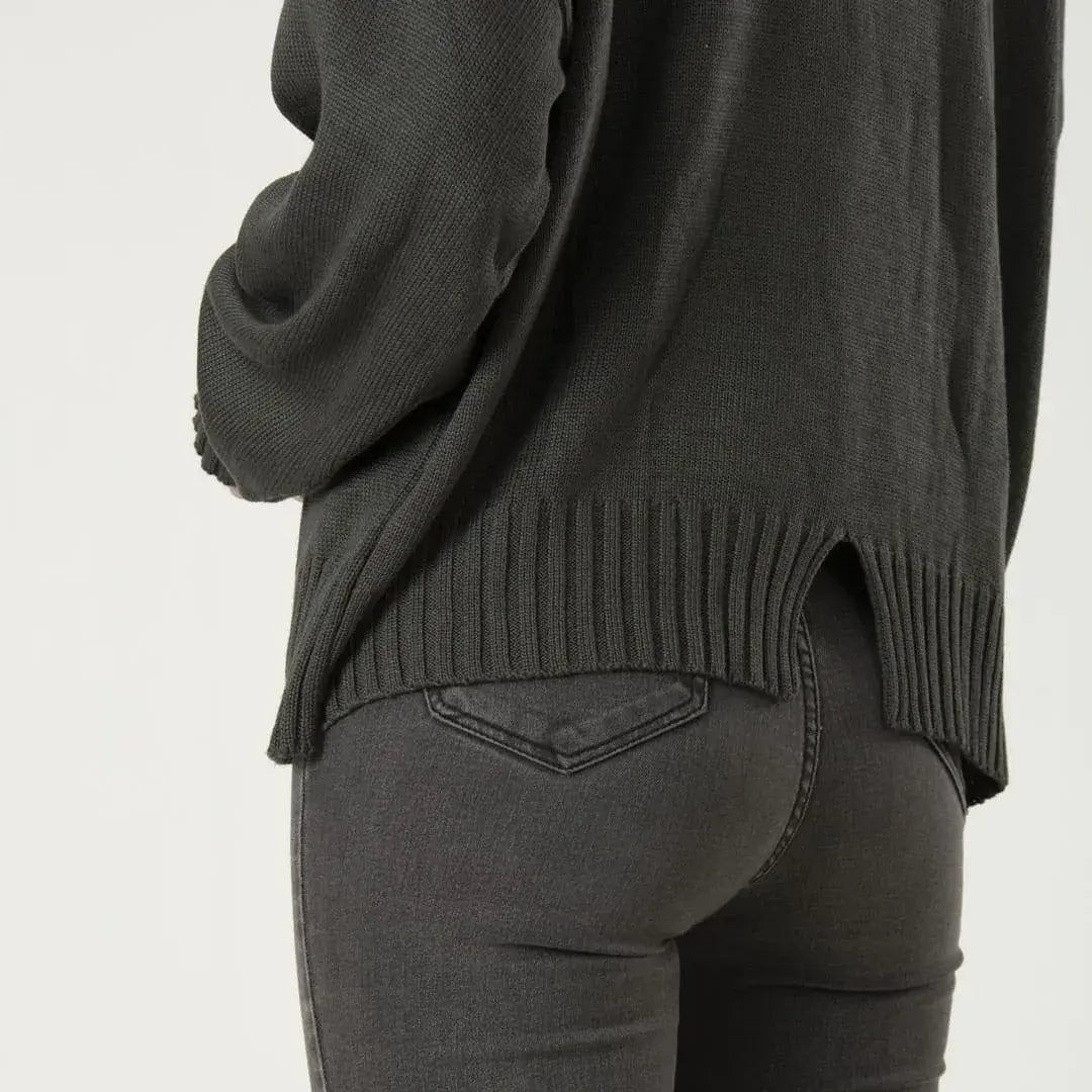 Compra el Saco Vera Sweater para mujer, elaborado en tejido Turín de 50 % modal y 50 % acrílico. Diseño moderno con cuello alto, manga larga, silueta amplia y abertura frontal, ideal para looks casuales y días frescos.