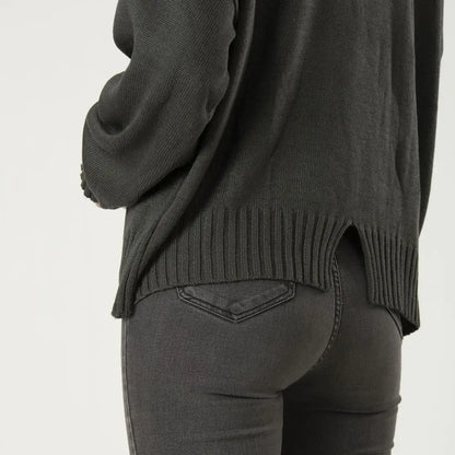 Compra el Saco Vera Sweater para mujer, elaborado en tejido Turín de 50 % modal y 50 % acrílico. Diseño moderno con cuello alto, manga larga, silueta amplia y abertura frontal, ideal para looks casuales y días frescos.