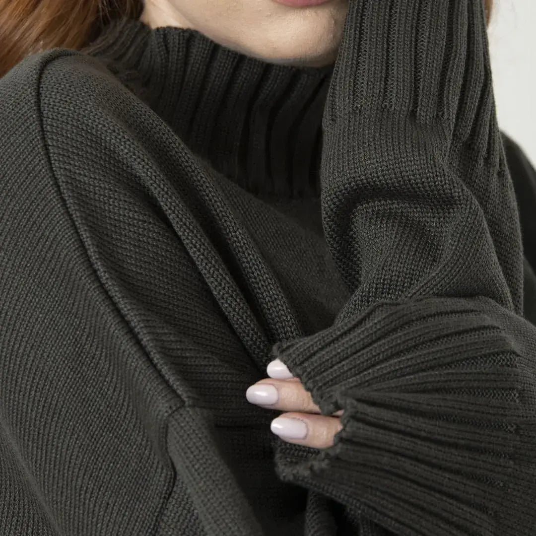 Compra el Saco Vera Sweater para mujer, elaborado en tejido Turín de 50 % modal y 50 % acrílico. Diseño moderno con cuello alto, manga larga, silueta amplia y abertura frontal, ideal para looks casuales y días frescos.