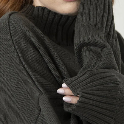 Compra el Saco Vera Sweater para mujer, elaborado en tejido Turín de 50 % modal y 50 % acrílico. Diseño moderno con cuello alto, manga larga, silueta amplia y abertura frontal, ideal para looks casuales y días frescos.