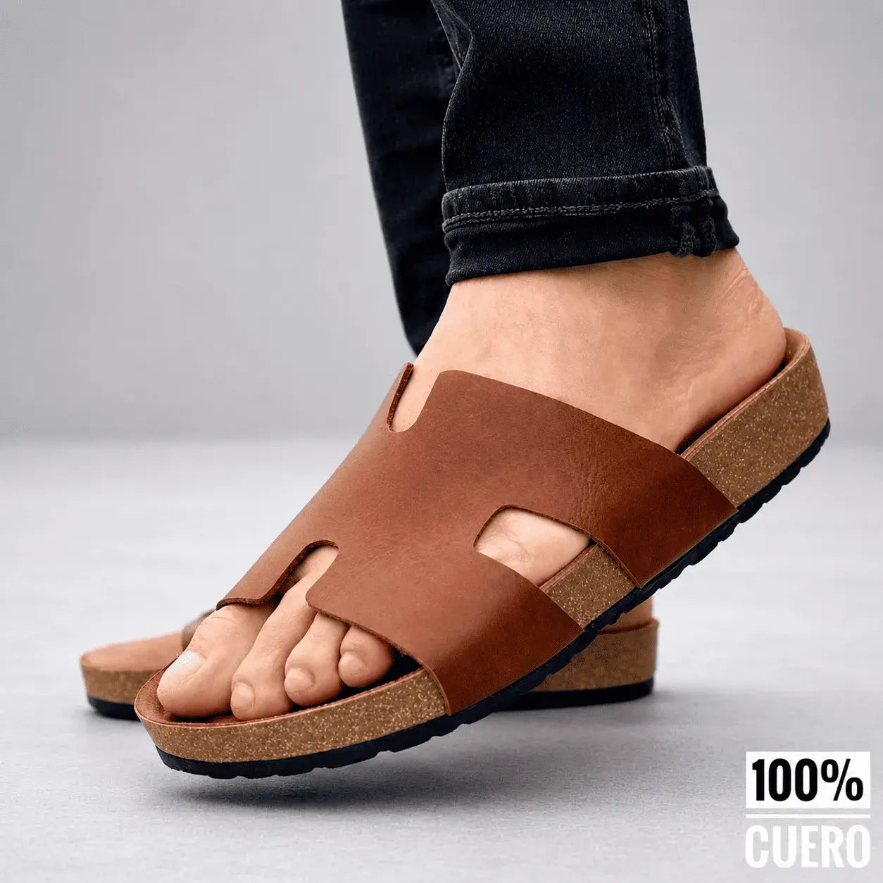 Sandalia para hombre en cuero encerado con diseño traspasado. Cómoda, resistente y elegante para uso diario, paseos, viajes y clima cálido.