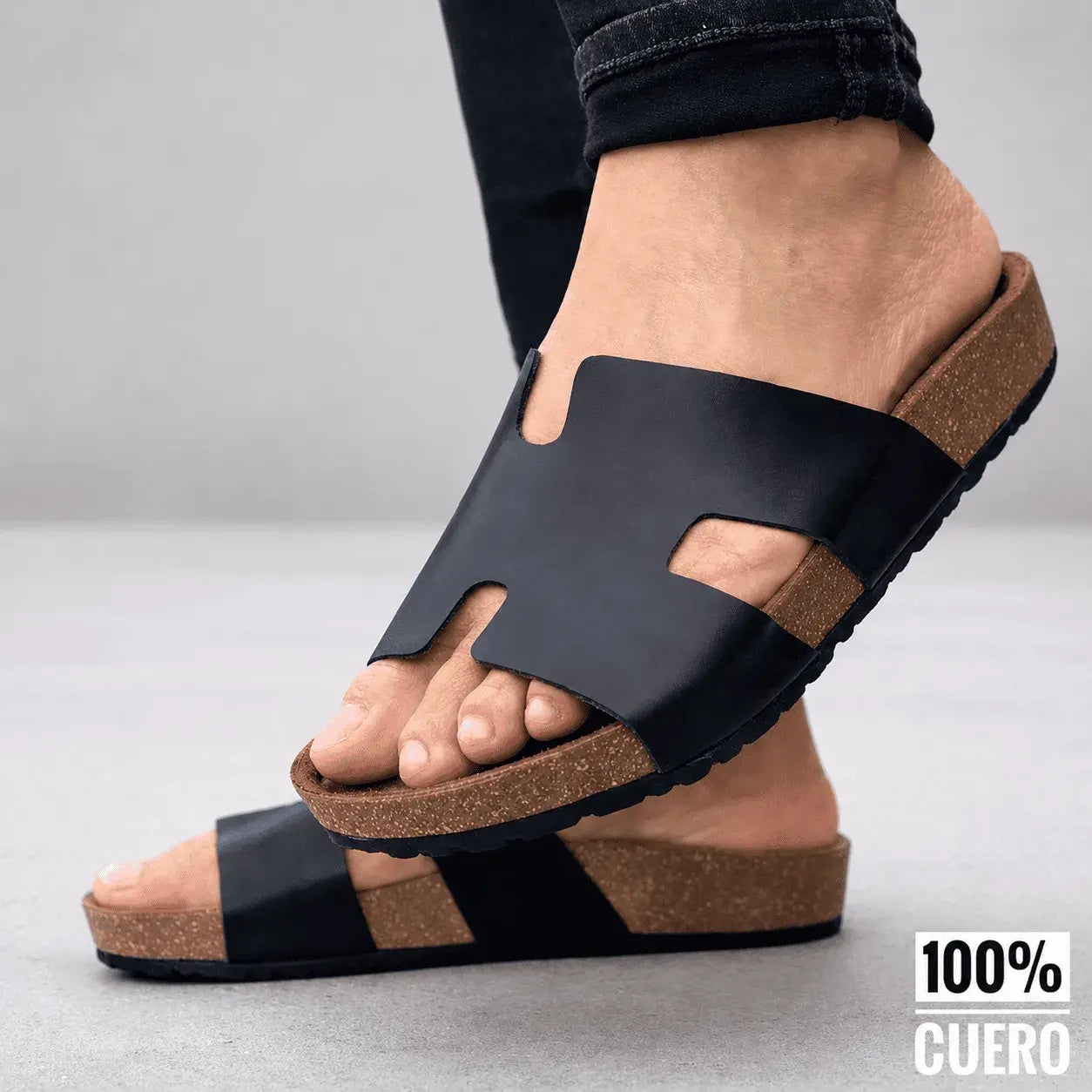 Sandalia para hombre en cuero encerado con diseño traspasado. Cómoda, resistente y elegante para uso diario, paseos, viajes y clima cálido.