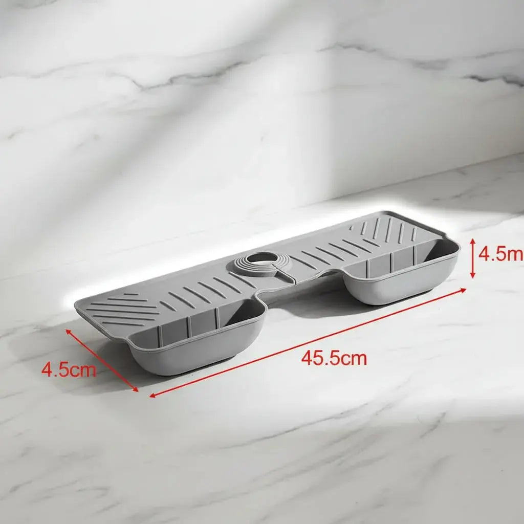 Tapete escurridor para grifo de lavaplatos con drenaje y compartimentos para esponja y jabón. Evita el agua acumulada alrededor de la llave, es extensible y se instala sin herramientas. Ideal para la cocina, el baño y el lavadero.