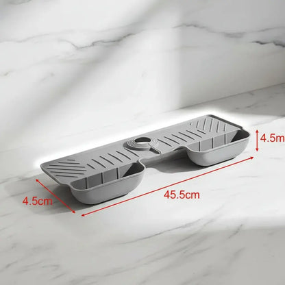 Tapete escurridor para grifo de lavaplatos con drenaje y compartimentos para esponja y jabón. Evita el agua acumulada alrededor de la llave, es extensible y se instala sin herramientas. Ideal para la cocina, el baño y el lavadero.