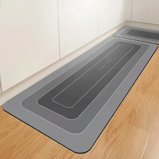 Tapete largo súper absorbente y de secado rápido, con base de goma antideslizante. Mantiene el piso seco y es suave al pisar. Ideal para la cocina (zona del lavaplatos), el baño, el lavadero y la entrada de la casa.