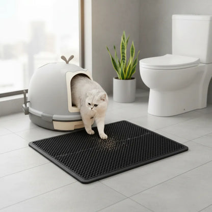 Tapete recolector de arena para gatos de doble capa, con base impermeable. Atrapa la arena de las patas y evita que se riegue por la casa. Es lavable, fácil de vaciar y mide 50 x 40 cm. Ideal para poner frente a la arenera.