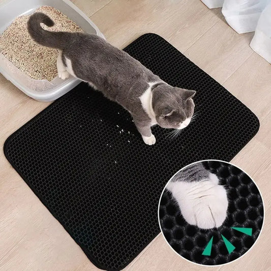 Tapete recolector de arena para gatos de doble capa, con base impermeable. Atrapa la arena de las patas y evita que se riegue por la casa. Es lavable, fácil de vaciar y mide 50 x 40 cm. Ideal para poner frente a la arenera.