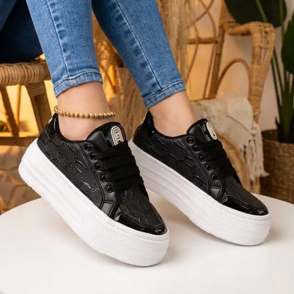 Tenis casual para dama en sintético nacional con suela expanso liviana, plantilla confort y apliques 2D. Cómodos, modernos y fáciles de combinar.
