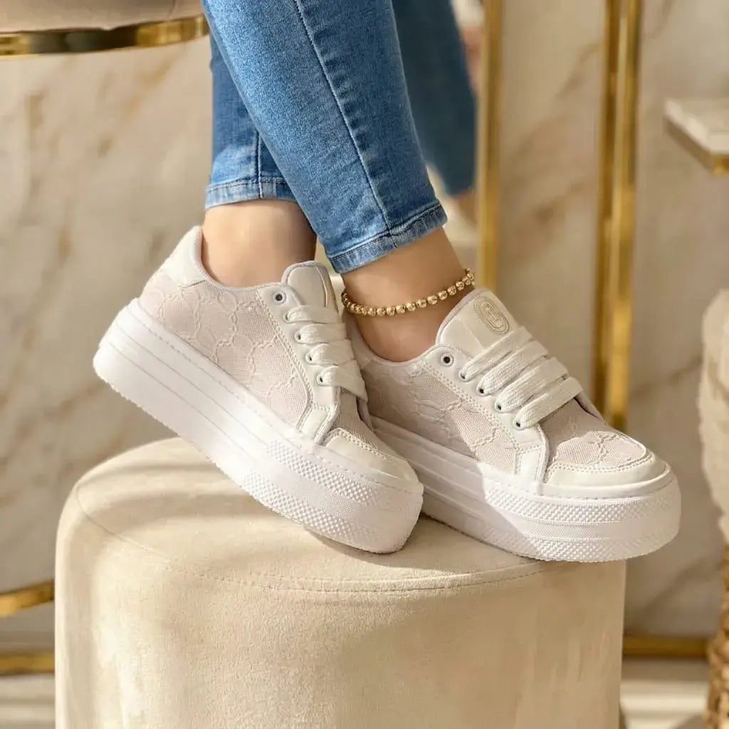 Tenis casual para dama en sintético nacional con suela expanso liviana, plantilla confort y apliques 2D. Cómodos, modernos y fáciles de combinar.