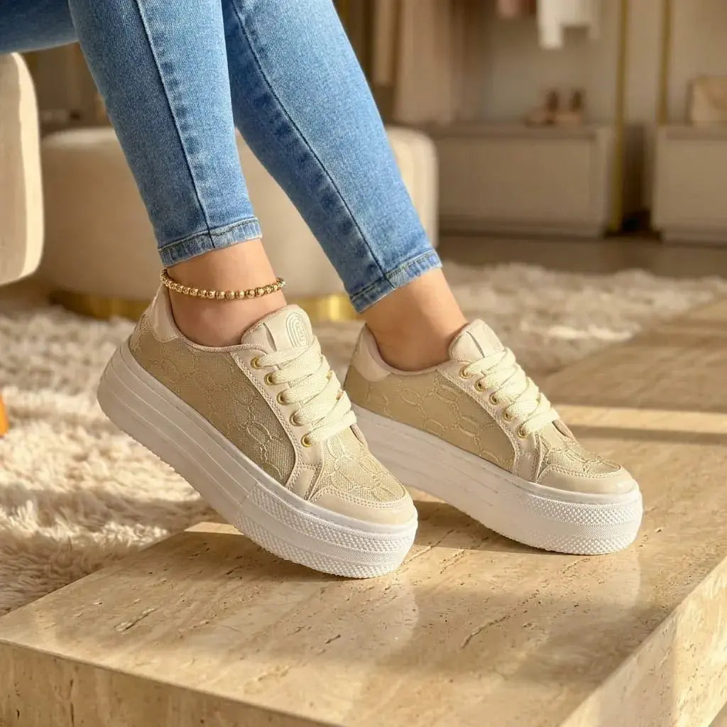 Tenis casual para dama en sintético nacional con suela expanso liviana, plantilla confort y apliques 2D. Cómodos, modernos y fáciles de combinar.