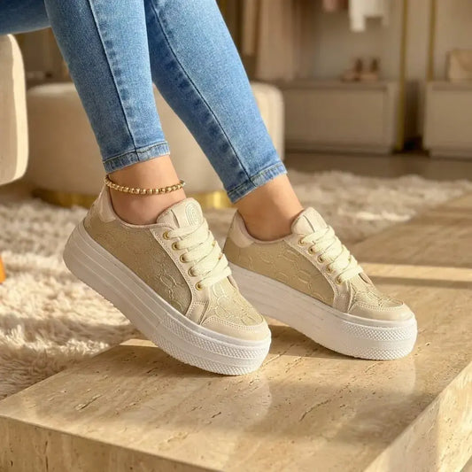 Tenis casual para dama en sintético nacional con suela expanso liviana, plantilla confort y apliques 2D. Cómodos, modernos y fáciles de combinar.