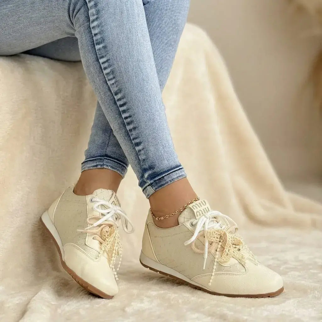 Tenis casual elegante para dama en sintético premium con encaje, perlas, plantilla confort y suela liviana. Cómodo, femenino y versátil para uso diario.