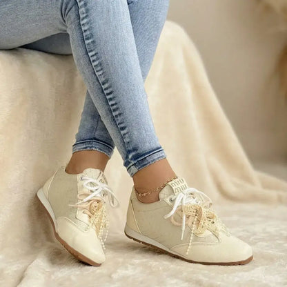 Tenis casual elegante para dama en sintético premium con encaje, perlas, plantilla confort y suela liviana. Cómodo, femenino y versátil para uso diario.
