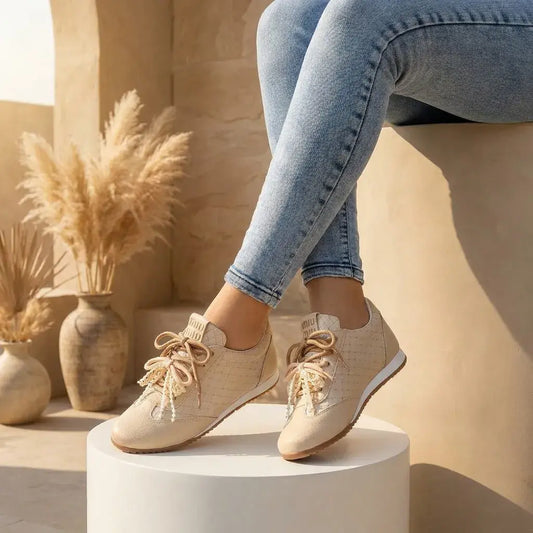 Tenis casual elegante para dama en sintético premium con encaje, perlas, plantilla confort y suela liviana. Cómodo, femenino y versátil para uso diario.