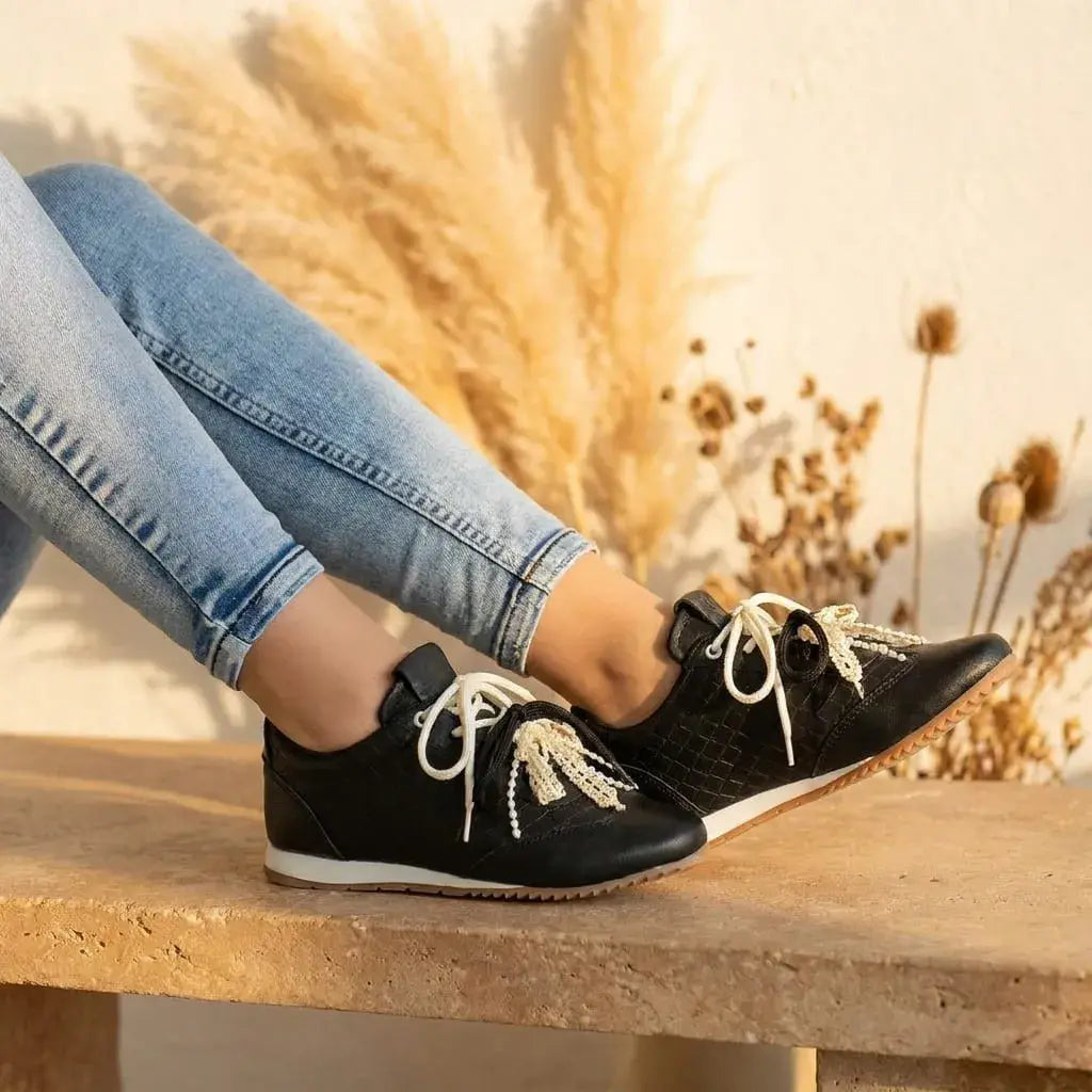 Tenis casual elegante para dama en sintético premium con encaje, perlas, plantilla confort y suela liviana. Cómodo, femenino y versátil para uso diario.