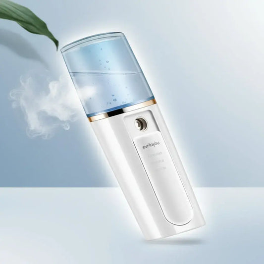 Vaporizador facial nano mist recargable con power bank. Bruma ultrafina que refresca la piel al instante y fija el maquillaje. Depósito de 40 ml para agua o tónico. Carga tu celular. Compacto y portátil.