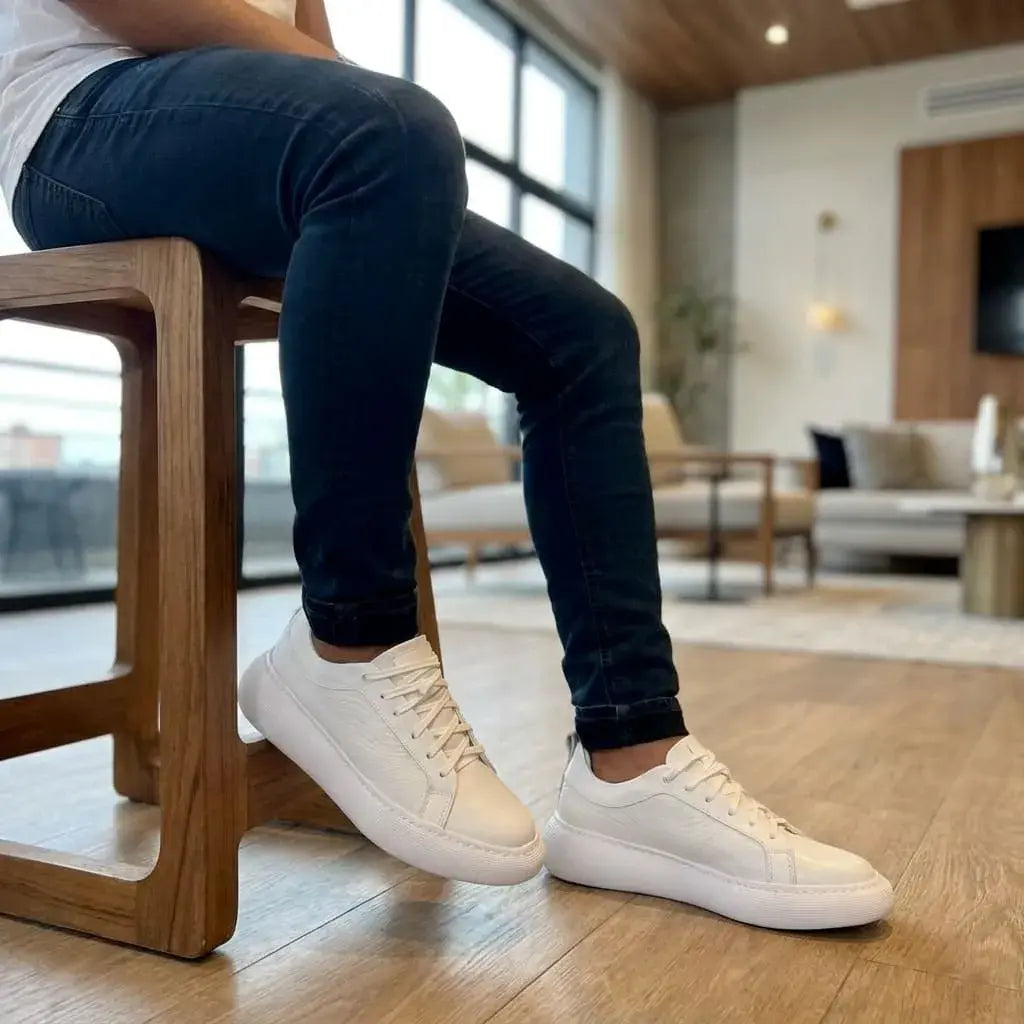 Zapato sport para hombre 100% cuero Ref 0216 con apliques labrados, plantilla confort, cordones encerados y suela EVA alta cosida. Elegante, cómodo y resistente.