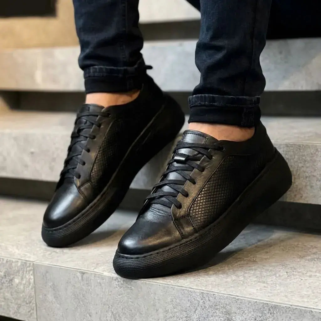 Zapato sport para hombre 100% cuero Ref 0216 con apliques labrados, plantilla confort, cordones encerados y suela EVA alta cosida. Elegante, cómodo y resistente.